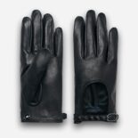 guantes negros con cinturón decorativo