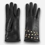 Guantes de mujer de piel negra con tachuelas doradas.