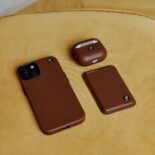 accesorios tecnológicos en marrón