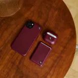 accesorios tecnológicos en color burdeos