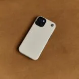 accesorios tecnológicos en beige