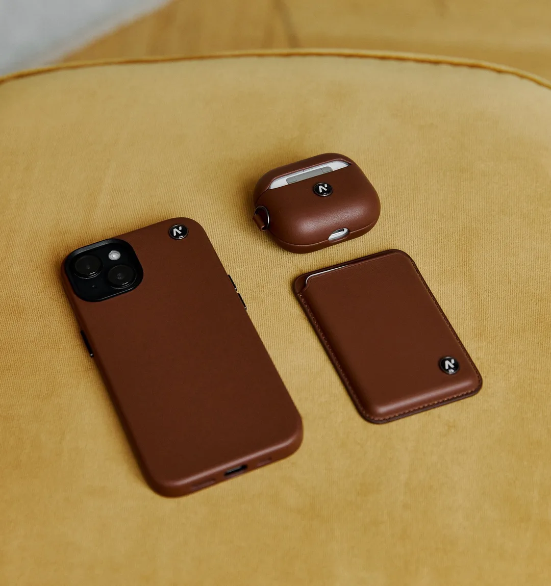 accesorios tecnológicos en marrón