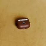 caja de airpods marrón